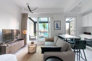 - un salon avec un canapé et une table dans l'établissement Chic & Elegant 2BR 1.5BA Residence w Priv Terrace #6, à Istanbul