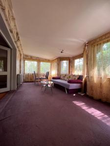 MAXX Lodge في باكاو: غرفة معيشة مع أريكة وطاولة