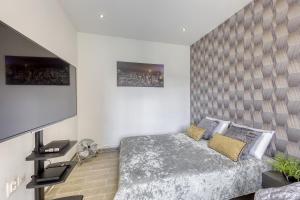 1 dormitorio con 1 cama grande y TV en Modern House 7min to Paris Professionals and Family, en Alfortville