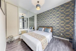 1 dormitorio con cama y espejo grande en Modern House 7min to Paris Professionals and Family, en Alfortville