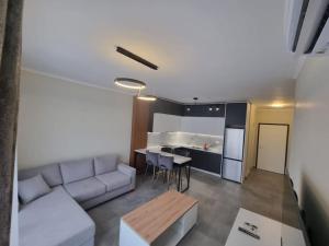 een woonkamer met een bank en een tafel bij H&E Sea view 2-Bedroom Apt Qerret in Golem