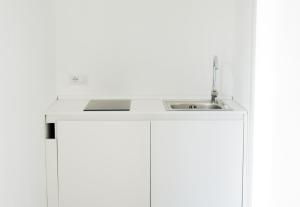 een witte kast met een wastafel erin bij Il Gabbiano Suites in San Marco di Castellabate +70 foto's