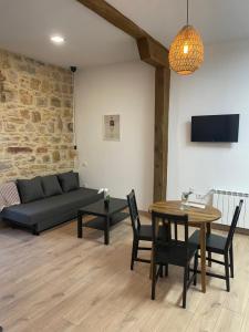 sala de estar con sofá y mesa en Alojamientos Siguenza aptos turísticos, en Sigüenza