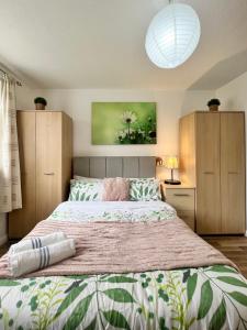 1 dormitorio con 1 cama grande en una habitación en House in the Heart of Manchester en Mánchester