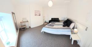 una camera da letto con un letto grande in una stanza bianca di Keeles Townhouse a Birr