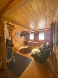 Domek w górach في نوفه تارخ: منظر علوي لغرفة معيشة في كابينة خشبية