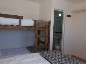 1 dormitorio con 2 literas y aseo en Room in Lodge - Iii Valparaluz House 4 People, Private Bathroom en Valparaíso