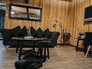 ein Wohnzimmer mit einem Tisch und Sofas in der Unterkunft Karczma Michelle in Jarkowice