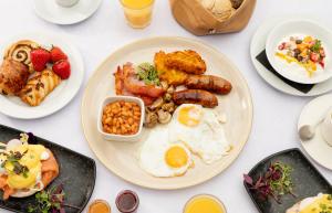 einen Tisch mit Frühstücksteller darauf in der Unterkunft Donnington Manor Hotel in Sevenoaks