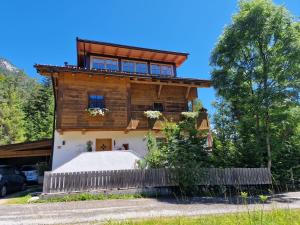 a wooden house with a fence in front of it at Anne's Wohlfühlplatzl in Steinberg am Rofan
