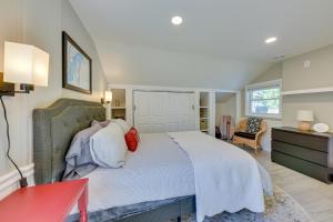 Un dormitorio con una cama grande y una mesa roja. en Salem Lakeside Getaway with Grill and Deck!, en Salem