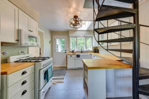 una cocina con armarios blancos y una escalera de caracol en Salem Lakeside Getaway with Grill and Deck!, en Salem