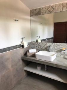 baño con lavabo y espejo grande en Charming 1-Bed Studio in Huanchaco with balcony, en Huanchaco