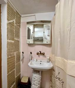 bagno con lavandino e specchio di Стаи за гости Алба a Kazanlŭk