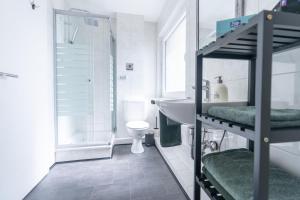 a bathroom with a sink and a toilet at Essens Grüne Mitte , Direkt an der KEM Klinik, Freie Parkplätze und Netflix in Essen