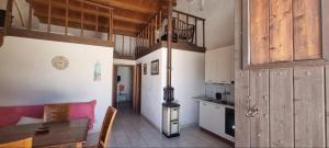een keuken met een fornuis in het midden van een kamer bij Il Casale Appartament&Rooms in Burgio