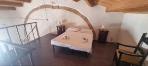 Un dormitorio con una cama con dos muñecas. en Il Casale Apartament&Rooms, en Burgio