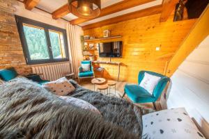 a living room with a couch and chairs at F'amis Lodge, 10 à 20p et sauna in Cornimont