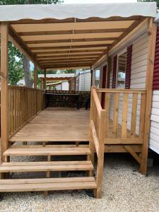 een houten terras met luifel op een huis bij les sables du midi in Valras-Plage
