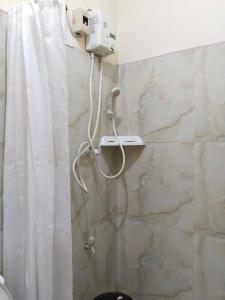 Koupelna v ubytování F&C Guest House by HiveRooms