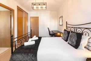 a bedroom with a black and white bed and a desk at Ferrel Apartment in Ferrel