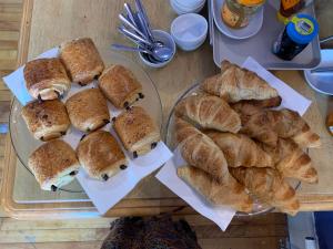 una mesa con dos platos de pan y cruasanes en The Kelvin Hotel, en Oban