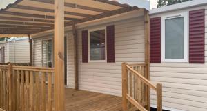 een terras met een pergola op een tiny house bij les sables du midi in Valras-Plage +2 foto's