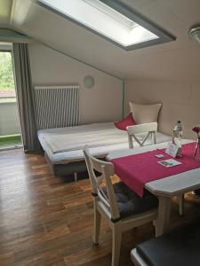 厄茨的住宿－Haus Monika，配有一张床和一张桌子及椅子的房间