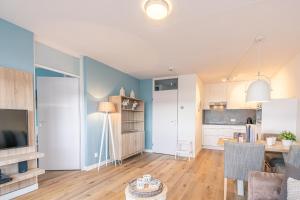 ein Wohnzimmer mit einer Küche und einem Esszimmer in der Unterkunft Appartementencomplex Juliana 80 in De Koog