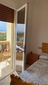 una camera con letto e vista su un balcone di Appartements Armonía Sea View a Briech