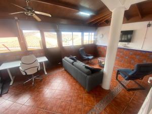 uma vista superior de uma sala de estar com um sofá e cadeiras em Villa Ivanlore em Las Palmas de Gran Canárias