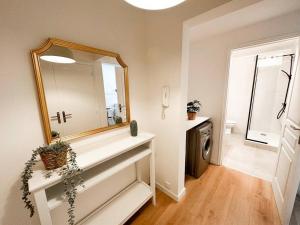 baño con espejo en la pared y lavabo en Studio moderne, en Menton