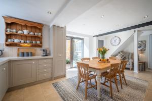 a kitchen and dining room with a table and chairs at Bank House in Chipping Campden