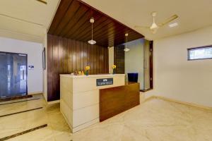 vestíbulo con recepción en un edificio en OYO Townhouse 1116 US consulate, en Chennai