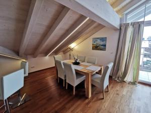 a dining room with a wooden table and chairs at Ferienwohnung Sonnenschein in Rieden am Forggensee