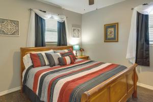 - une chambre avec un lit et une fenêtre dans l'établissement Cozy Norman Home 4 Mi to Oklahoma University!, à Norman