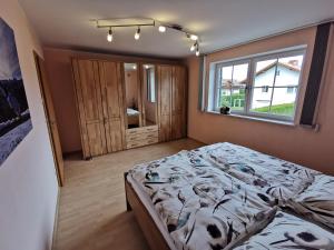 a bedroom with a large bed and a window at Ferienwohnung Sonnenschein in Rieden am Forggensee