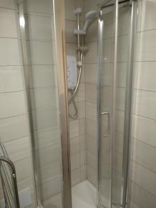 eine Dusche mit Glastür im Bad in der Unterkunft 124A Castle Street Hinckley in Hinckley