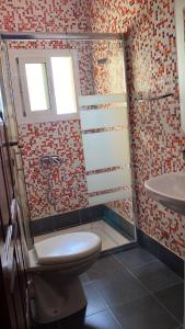 bagno con servizi igienici e lavandino di Appartements Armonía Sea View a Briech