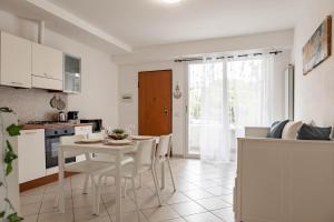 een keuken en eetkamer met een tafel en stoelen bij H11 [Bussana 2A] Mare in Bussana Nuova
