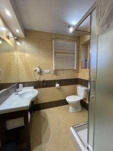 łazienka z umywalką i toaletą w obiekcie Modrzew w Zakopanem