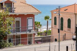 een huis en een gebouw met de oceaan op de achtergrond bij H11 [Bussana 2A] Mare in Bussana Nuova