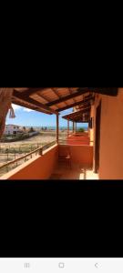 a bench sitting on the side of a building at Casa do Jardim in Canoa Quebrada