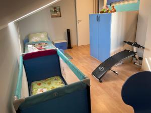 een kleine kamer met een stapelbed en een bureau bij Villa rosa appartamento in Montesilvano