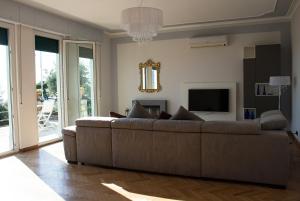 Телевизор и/или развлекательный центр в La CONCHIGLIA Bed & Breakfast