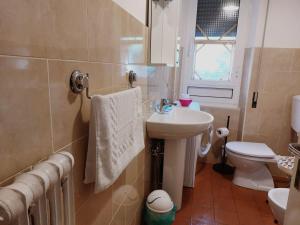 a bathroom with a sink and a toilet at Casa Bello La Spiaggia Int.1 in Le Grazie