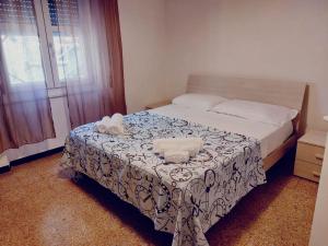 a bedroom with a bed with a black and white blanket at Casa Bello La Spiaggia Int.1 in Le Grazie