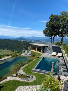 eine Luftansicht eines Hauses mit Pool in der Unterkunft Gipfelhaus Magdalensberg in Sankt Veit an der Glan