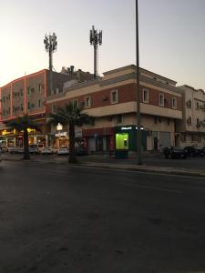 ديم للغرف الفندقية في الخبر: مبنى على شارع فيه سيارات تقف امامه