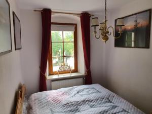 Schlafzimmer mit einem Bett und einem Fenster in der Unterkunft Kleiner Saal in Kurort Oberwiesenthal